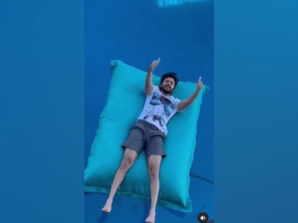 Riteish Deshmukh shares quirky weekend special video in swimming pool featuring 'Main Hoon Don' | Riteish Deshmukh shares quirky weekend special video in swimming pool featuring 'Main Hoon Don'