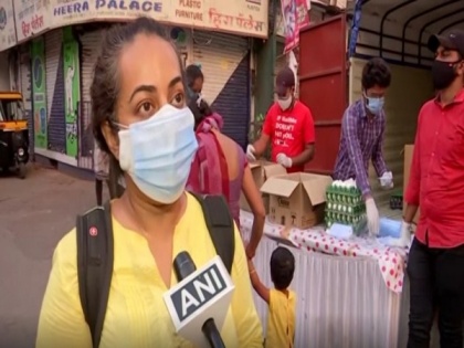 British national distributes food to medics, policemen, sex workers in Pune | British national distributes food to medics, policemen, sex workers in Pune