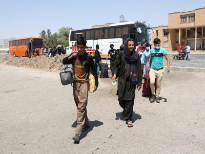 Afghan refugees continue to pour through Nimroz province to enter Iran | Afghan refugees continue to pour through Nimroz province to enter Iran