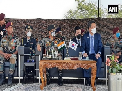 Army troops display para dropping techniques to South Korean Defence Minister in Agra | Army troops display para dropping techniques to South Korean Defence Minister in Agra