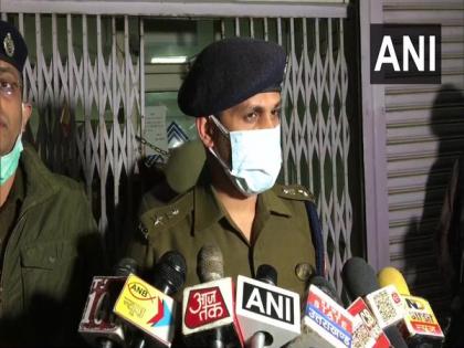 Around Rs 56 lakhs looted from bank in Agra; accused absconding | Around Rs 56 lakhs looted from bank in Agra; accused absconding Around Rs 56 lakhs looted from bank in Agra; accused absconding | Around Rs 56 lakhs looted from bank in Agra; accused absconding