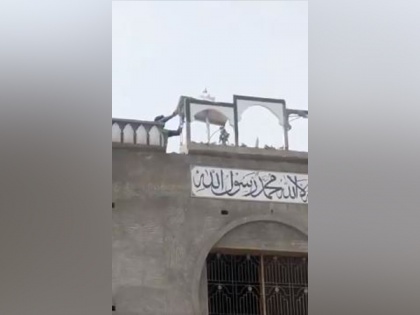 With police help, extremist Mullahs demolish Ahmadi mosque in Pakistan's Gujranwala | With police help, extremist Mullahs demolish Ahmadi mosque in Pakistan's Gujranwala