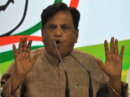 UP govt opposing Priyanka Gandhi because she wants to help migrant labourers: Ahmed Patel | UP govt opposing Priyanka Gandhi because she wants to help migrant labourers: Ahmed Patel