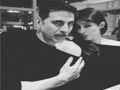 Akshay Kumar, Twinkle Khanna set couple goals in matching off-shoulder outfits | Akshay Kumar, Twinkle Khanna set couple goals in matching off-shoulder outfits