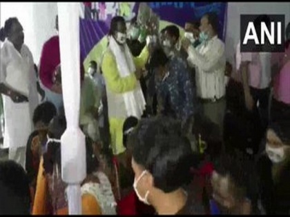 Chhattisgarh: Social distancing norms flouted at Minister's birthday celebration | Chhattisgarh: Social distancing norms flouted at Minister's birthday celebration