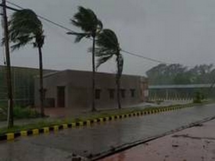 Landfall of Cyclone Amphan begins, to continue for 4 hrs: IMD Bhubaneswar | Landfall of Cyclone Amphan begins, to continue for 4 hrs: IMD Bhubaneswar