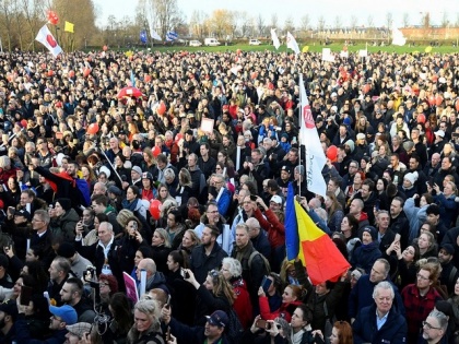 Thousands protest COVID measures in Netherlands despite ban on gatherings | Thousands protest COVID measures in Netherlands despite ban on gatherings