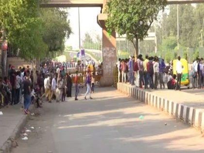 COVID-19: People stranded at Anand Vihar bus terminal amid lockdown in Delhi | COVID-19: People stranded at Anand Vihar bus terminal amid lockdown in Delhi