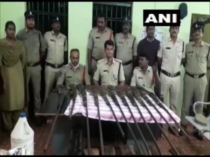 Andhra Police arrests one person for selling country-made guns | Andhra Police arrests one person for selling country-made guns