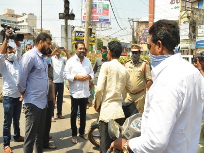 Combating COVID-19: Andhra Irrigation Minister, Nellore Rural MLA create awareness among public about lockdown | Combating COVID-19: Andhra Irrigation Minister, Nellore Rural MLA create awareness among public about lockdown