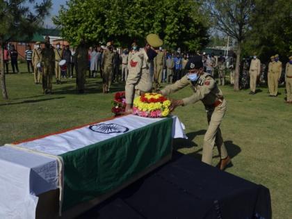 Wreath laying ceremony of cop killed in terror attack held in Awantipora | Wreath laying ceremony of cop killed in terror attack held in Awantipora