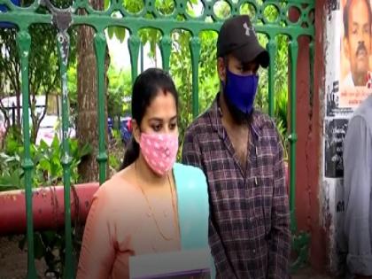 CPI-M leader's daughter alleges parents 'forcibly' took away her child, protests outside Kerala Secretariat | CPI-M leader's daughter alleges parents 'forcibly' took away her child, protests outside Kerala Secretariat