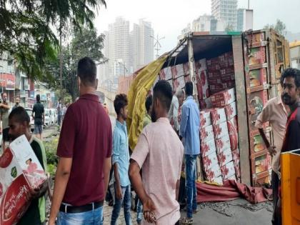 Apple-laden truck overturns in Maharashtra's Thane | Apple-laden truck overturns in Maharashtra's Thane Apple-laden truck overturns in Maharashtra's Thane | Apple-laden truck overturns in Maharashtra's Thane