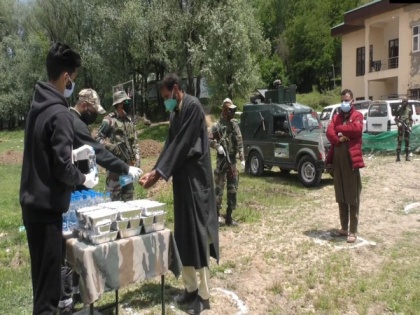 Indian Army provides meals to attendants of COVID-19 patients in J-K's Baramulla | Indian Army provides meals to attendants of COVID-19 patients in J-K's Baramulla