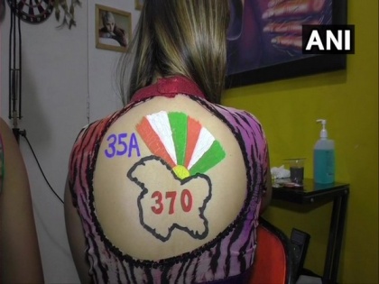 Surat: Youth get body paint tattoos on Article 370, Chandrayaan-2 for Garba Raas | Surat: Youth get body paint tattoos on Article 370, Chandrayaan-2 for Garba Raas