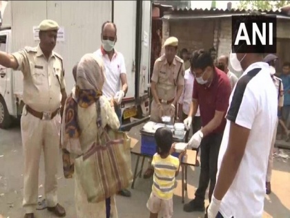 Assam Police distributes food among needy amid lockdown in Guwahati | Assam Police distributes food among needy amid lockdown in Guwahati
