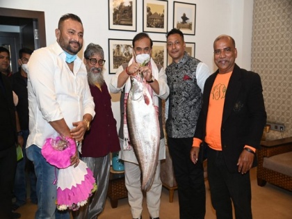 Assam CM receives 10 kg fish as gift from fish traders' body ahead of Magh Bihu | Assam CM receives 10 kg fish as gift from fish traders' body ahead of Magh Bihu