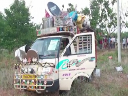 Lorry rams into auto carrying 10 migrant labourers on Hyderabad-Vijayawada highway | Lorry rams into auto carrying 10 migrant labourers on Hyderabad-Vijayawada highway