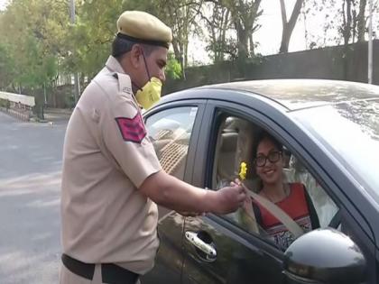Delhi police offers flowers to commuters, urges them to observe Janata Curfew in view of coronavirus outbreak | Delhi police offers flowers to commuters, urges them to observe Janata Curfew in view of coronavirus outbreak