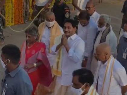 Andhra, Karnataka CMs visit Balaji temple at Tirumala for darshan | Andhra, Karnataka CMs visit Balaji temple at Tirumala for darshan