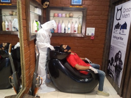 Equipped with PPE kits, salons reopen in Indore | Equipped with PPE kits, salons reopen in Indore