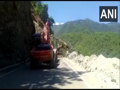 Uttarakhand: Badrinath highway blocked due to falling boulders, restoration work underway | Uttarakhand: Badrinath highway blocked due to falling boulders, restoration work underway