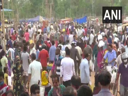 People defy social distancing norms at market in Bhubaneswar | People defy social distancing norms at market in Bhubaneswar