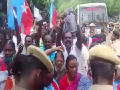 BJP, VCK party workers clash outside district collector's office in Madurai | BJP, VCK party workers clash outside district collector's office in Madurai