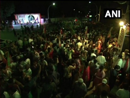 Delhi: People gather in large numbers outside airport to welcome PM Modi | Delhi: People gather in large numbers outside airport to welcome PM Modi