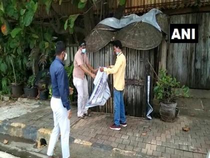 BMC removes poster board declaring actor Rekha's residence in Mumbai as containment zone | BMC removes poster board declaring actor Rekha's residence in Mumbai as containment zone
