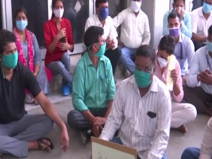 Gorakhpar: Lab technicians protest outside BRD Medical College after being assaulted by junior doctors | Gorakhpar: Lab technicians protest outside BRD Medical College after being assaulted by junior doctors