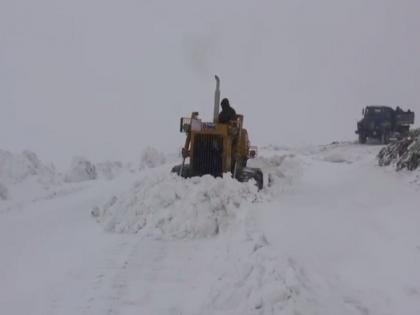BRO continues snow clearing operations to facilitate troop movement in Ladakh | BRO continues snow clearing operations to facilitate troop movement in Ladakh