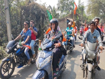 A day after Mamata Banerjee, Smriti Irani drives scooty during BJP roadshow in West Bengal | A day after Mamata Banerjee, Smriti Irani drives scooty during BJP roadshow in West Bengal