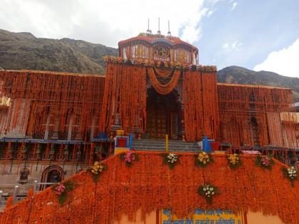 Decorated in flowers, preparations complete for reopening of Badrinath temple tomorrow | Decorated in flowers, preparations complete for reopening of Badrinath temple tomorrow