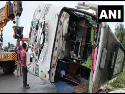 7 injured as bus carrying migrant workers overturns in Odisha's Balasore | 7 injured as bus carrying migrant workers overturns in Odisha's Balasore