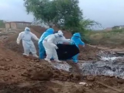 Ballari district administration disbands staff for 'inhumanly' dumping bodies of COVID victims | Ballari district administration disbands staff for 'inhumanly' dumping bodies of COVID victims