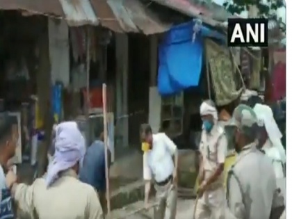 Ballia SDM suspended after caught beating up people not wearing masks | Ballia SDM suspended after caught beating up people not wearing masks