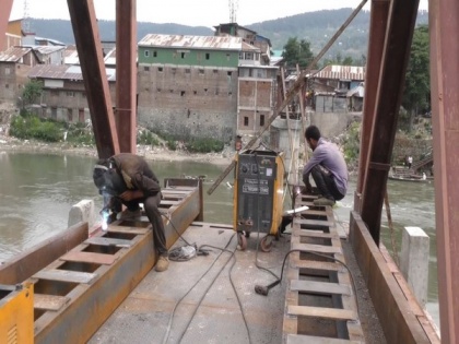 Re-construction of battered wooden footbridge in Baramulla all set to complete | Re-construction of battered wooden footbridge in Baramulla all set to complete