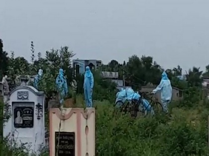 COVID-19 patient's body taken to graveyard on a rickshaw in Andhra's Guntur | COVID-19 patient's body taken to graveyard on a rickshaw in Andhra's Guntur