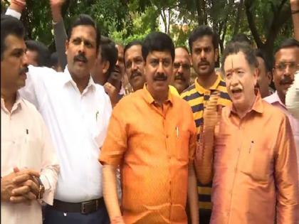 K'taka: BJP workers celebrate outside Yeddyurappa's residence | K'taka: BJP workers celebrate outside Yeddyurappa's residence
