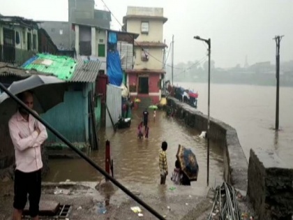 Maharashtra: Stagnant water due to waterlogging enters houses in Bhiwandi | Maharashtra: Stagnant water due to waterlogging enters houses in Bhiwandi