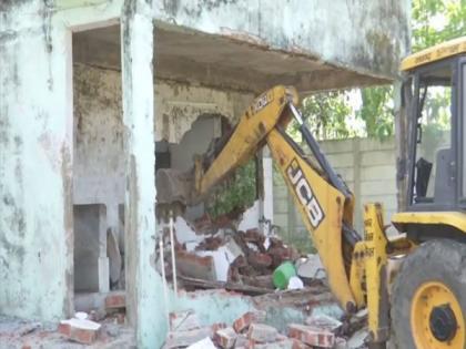 Bhopal administration demolishes Congress MLA Arif Masood's property | Bhopal administration demolishes Congress MLA Arif Masood's property Bhopal administration demolishes Congress MLA Arif Masood's property | Bhopal administration demolishes Congress MLA Arif Masood's property