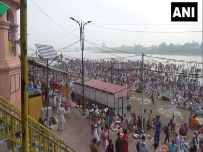 Devotees perform 'Pind Daan' on last day of Pitru Paksha in Bihar | Devotees perform 'Pind Daan' on last day of Pitru Paksha in Bihar