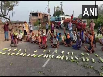 Farmers stage protest against police in Nalanda | Farmers stage protest against police in Nalanda Farmers stage protest against police in Nalanda | Farmers stage protest against police in Nalanda