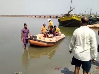 Woman drowned, search on for 3 people after overloaded boat capsises in Patna | Woman drowned, search on for 3 people after overloaded boat capsises in Patna