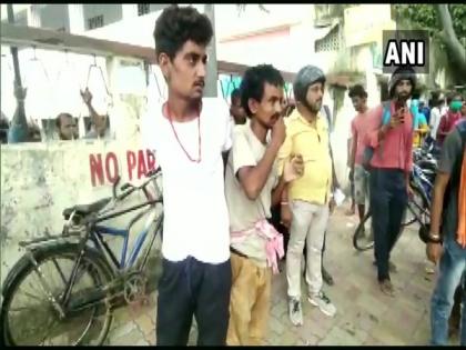 2 bikers tied up, beaten for 'snatching' mobile phone in Bihar's Muzaffarpur | 2 bikers tied up, beaten for 'snatching' mobile phone in Bihar's Muzaffarpur
