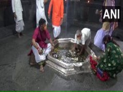 Devotees visit Vishnupad Temple in Gaya | Devotees visit Vishnupad Temple in Gaya