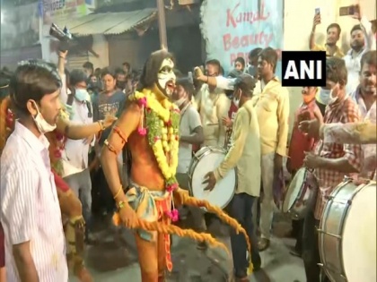 Hyderabad: Devotees throng to Mahakali Temples to celebrate Bonalu traditional festival | Hyderabad: Devotees throng to Mahakali Temples to celebrate Bonalu traditional festival