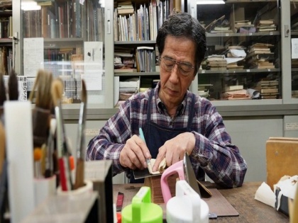 Japanese craftsman skillfully restores old books | Japanese craftsman skillfully restores old books