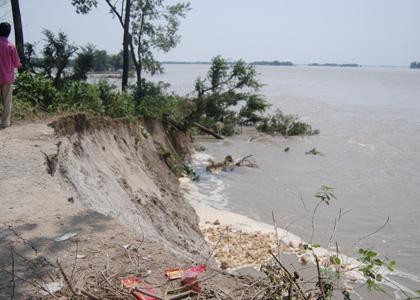 Section of dam crumbles in Bihar's Sitamarhi | Section of dam crumbles in Bihar's Sitamarhi